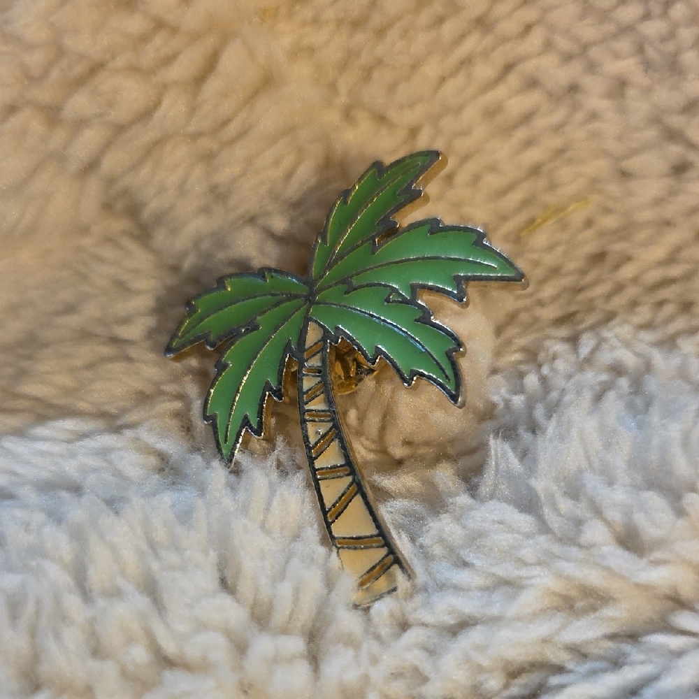 Loft Green Palm Tree Pin